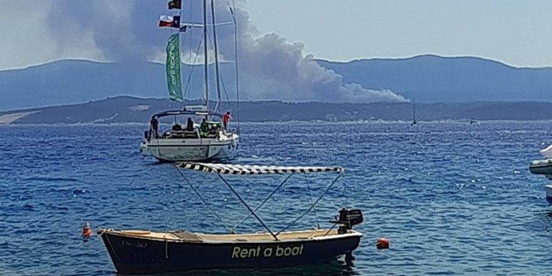 FOTO/VIDEO: OPSADNO STANJE NA HVARU Gori gusta borova šuma između Vrbnja i Dola, zatražena je pomoć tri kanadera
