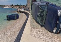 ŠOK U MALOME MISTU: Auto sletjelo usred glavne plaže!