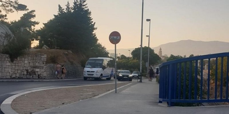 Mini bus u kvaru, moguće otežano prometovanje prema Katalinića brigu