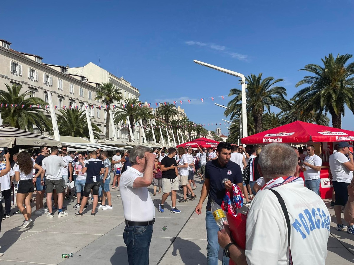 UŽIVO S RIVE: Pogledajte video, hajdučka pjesma ori centrom grada