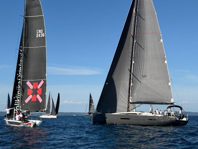 Startala jubilarna 35. Komiška regata s novim morskim adutom