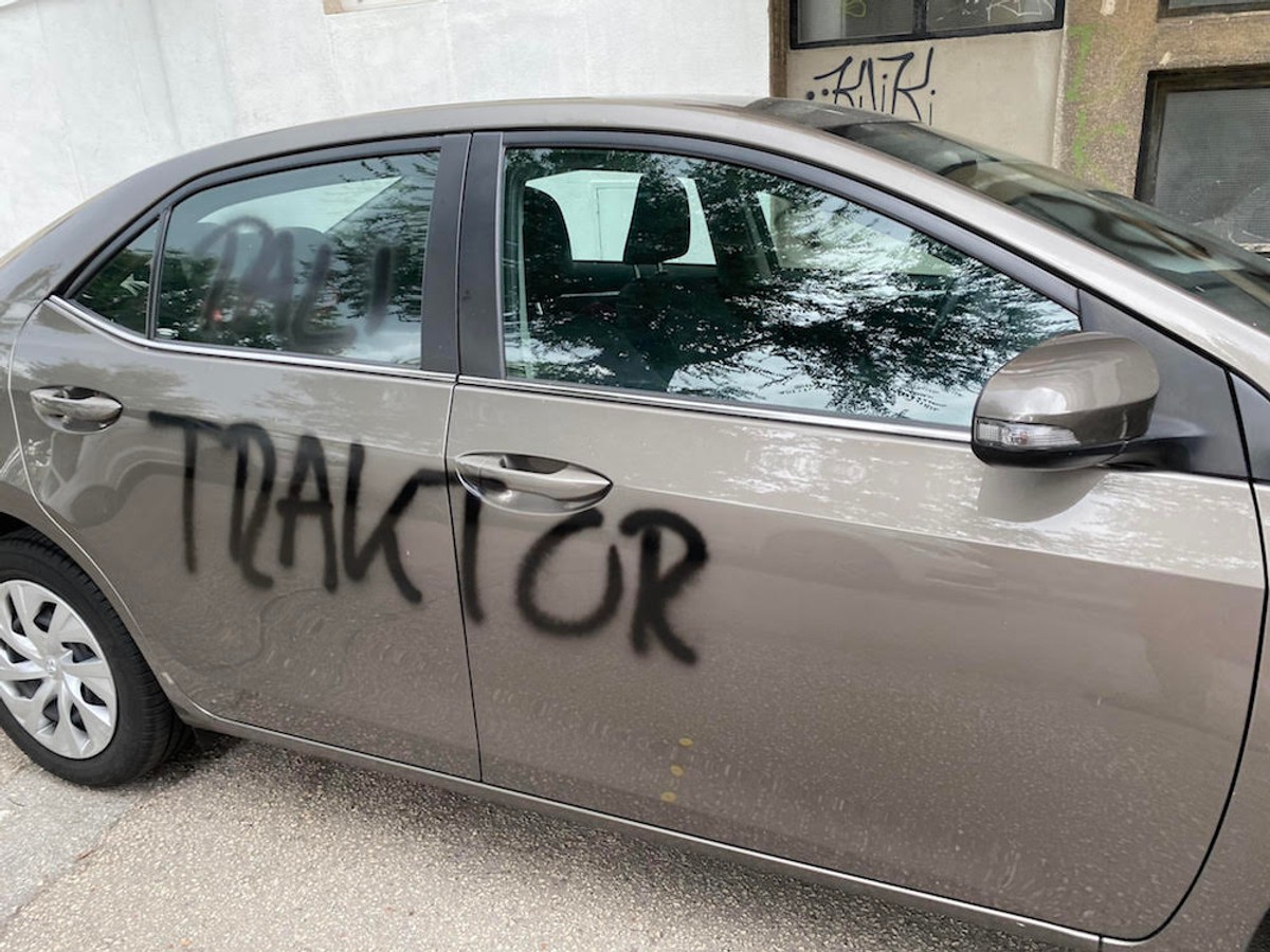 VANDALIZAM U SPINUTU Na Toyoti beogradskih registracija ispisani grafiti 'Pali traktor', 'Ubij Srbina' i 'ZDS'