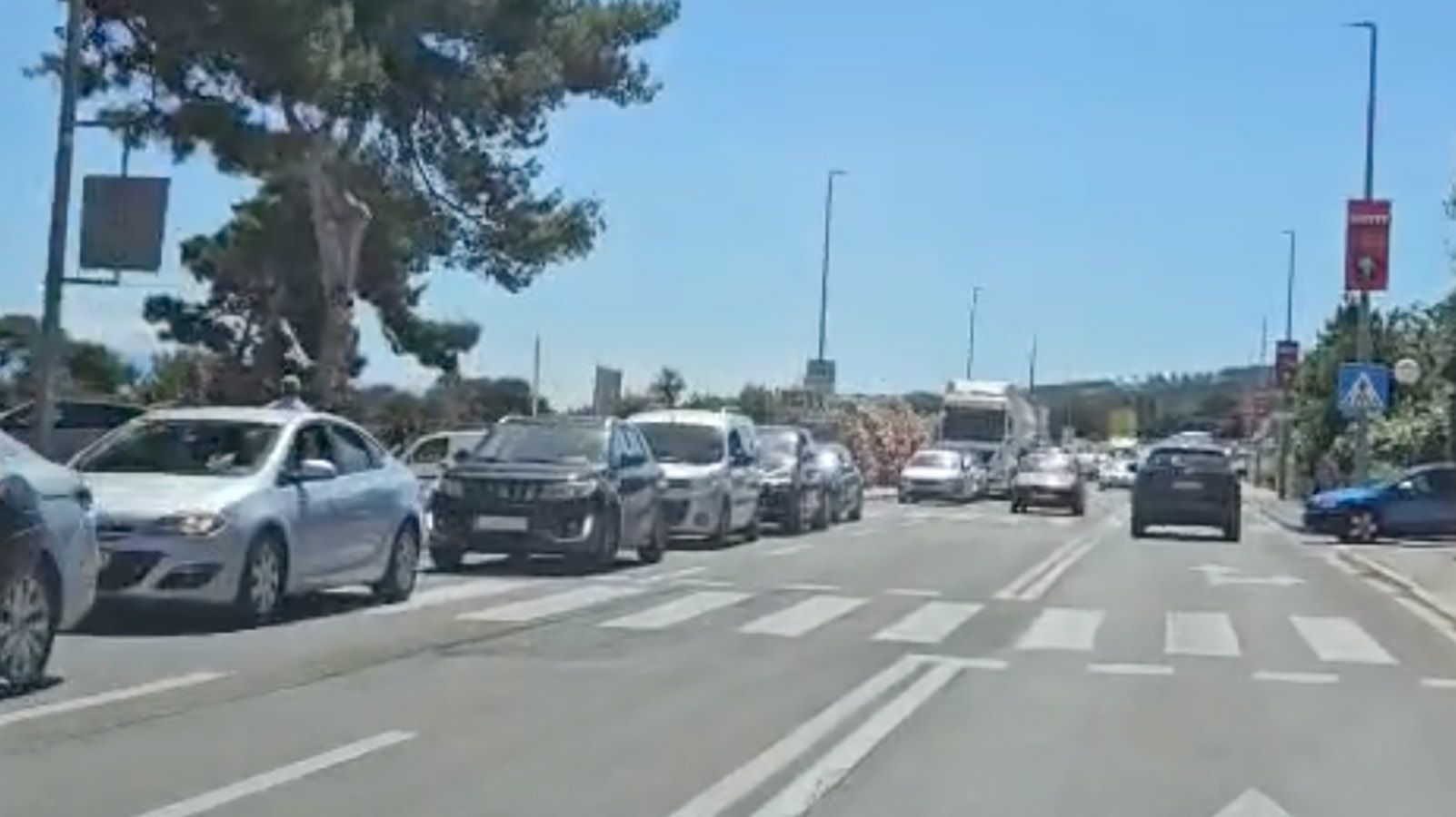 VIDEO Gužve za trajekt iz Supetra za Split