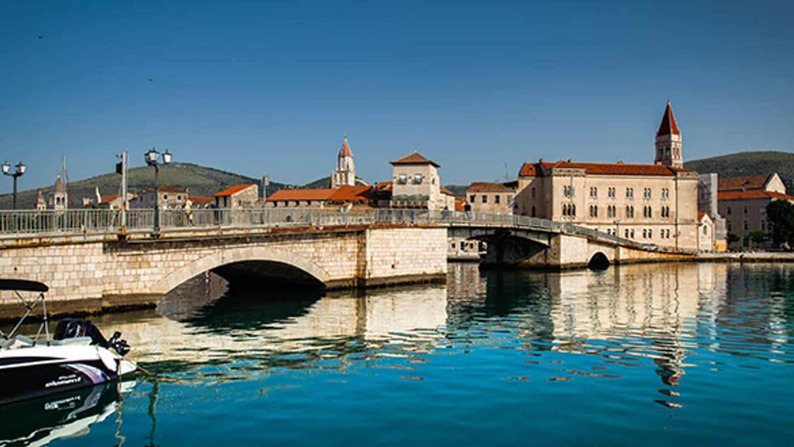 Zatvara se stari most u Trogiru