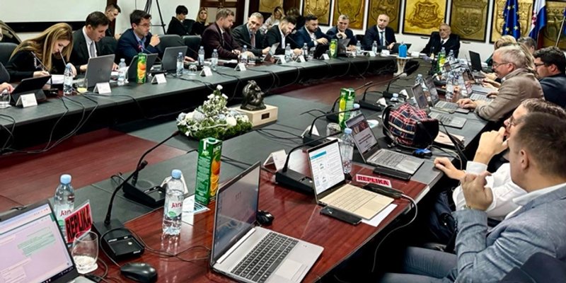 12 SATI TRAJANJA Završila sjednica Gradskog vijeća, obilježile je svađe i proračun