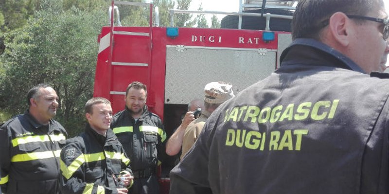 POŽAR KOD OMIŠA Planulo kod stare ceste u Marušićima, mještani su u strahu za kuće