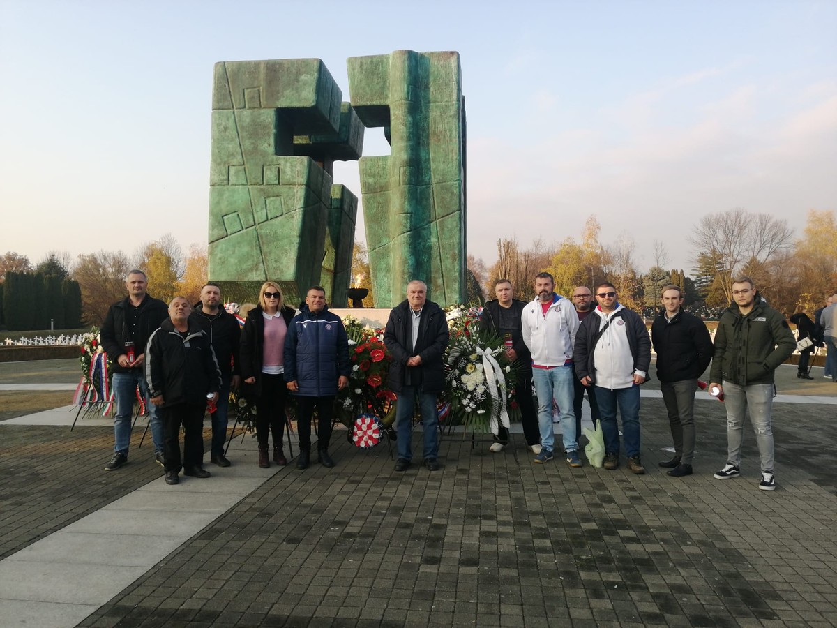 Hajdukove delegacije odale počast žrtvama Vukovara i Škabrnje