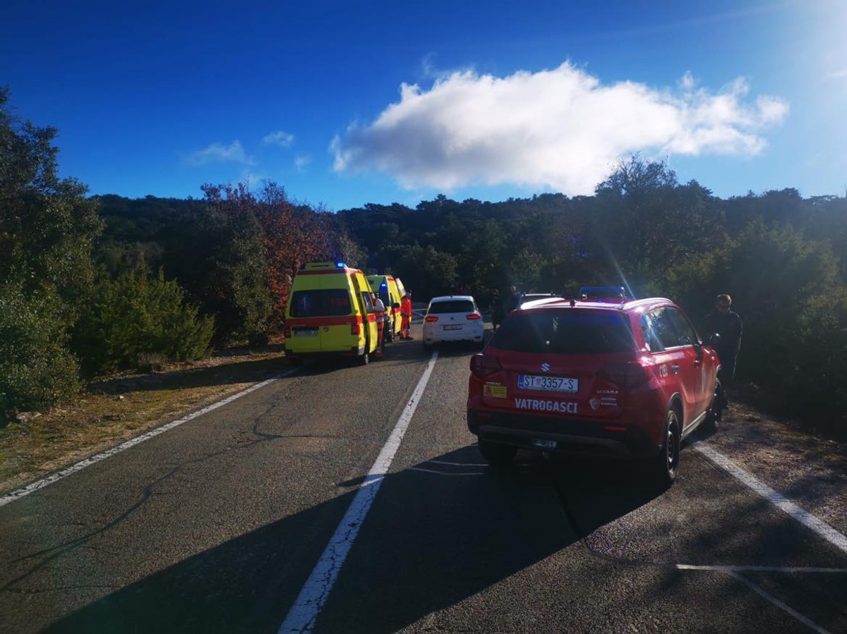 TEŠKA PROMETNA NA BRAČU Sudar dva vozila, pet osoba gliserom prebačeno u splitsku bolnicu