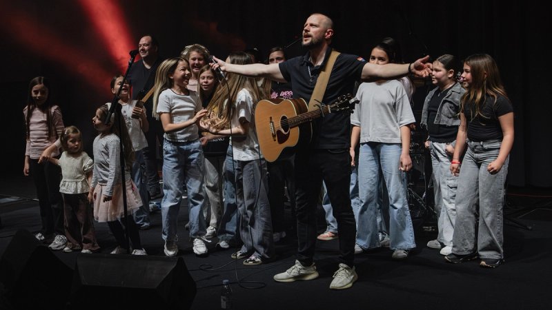 Koncert duhovne glazbe ispunio Apfel Arenu: Alan Hržica započeo turneju u Makarskoj