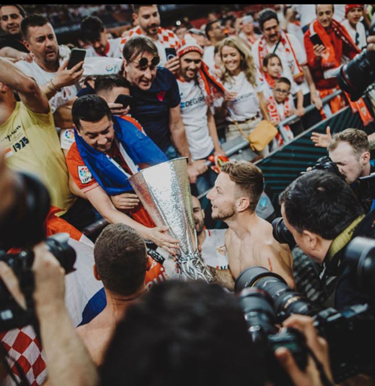 FOTO: Šal Hajduka i trofej Europske lige u rukama Rakitića i njegovih četrdesetak navijača iz Splita!