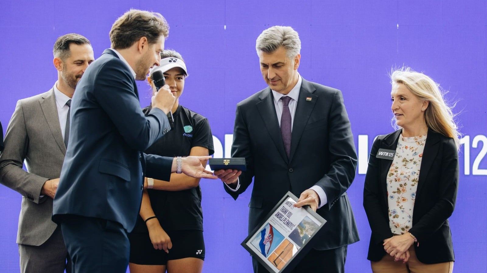 FOTO Ovo se ne događa često, Plenković s petero ministara stigao na sportski događaj