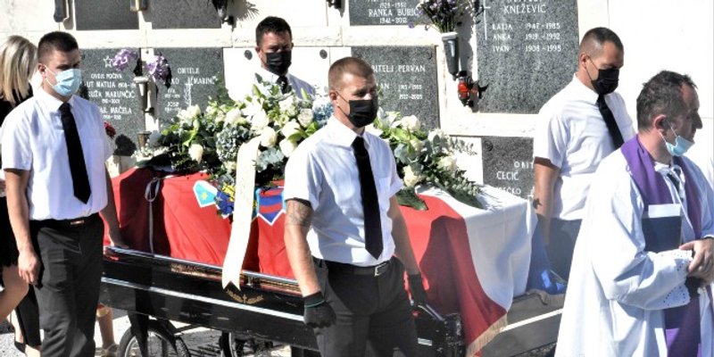POSLJEDNJI ISPRAĆAJ Na Lovrincu uz vojne počasti sahranjen Mladen Bauk