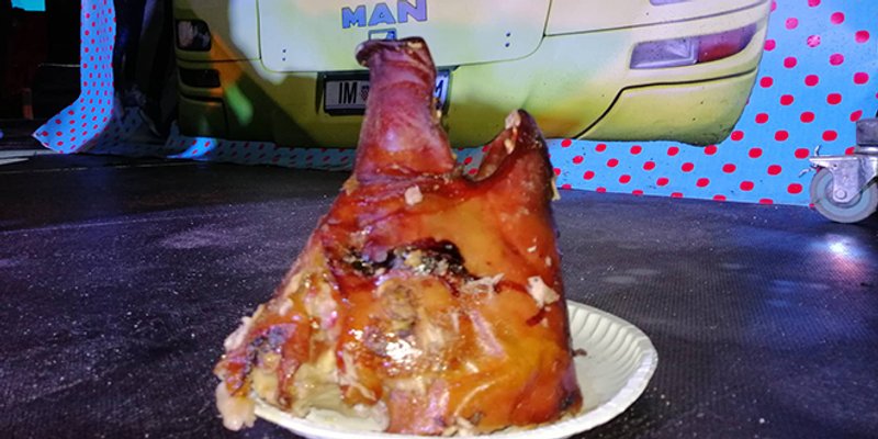 UŽIVO SPLITSKE MAŠKARE: Krnje u Splitu nije spaljen nego 'ispečen' u znak prosvjeda zbog sve učestalijeg paljenja lutaka živih osoba