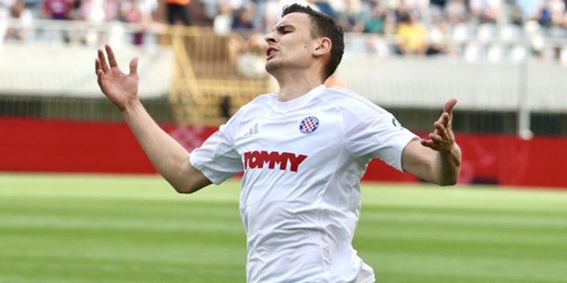 Uremović u debiju u novom klubu zaradio rano isključenje