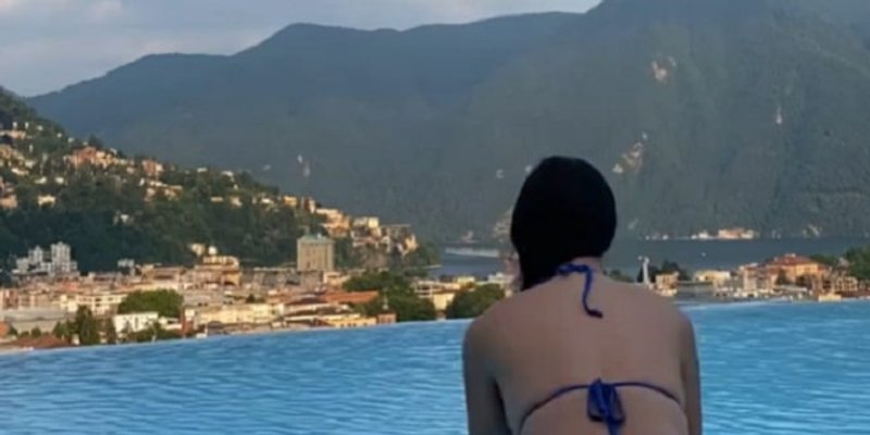 VATRENA NAVIJAČICA Knoll Doll u novom oskudnom kockastom izdanju