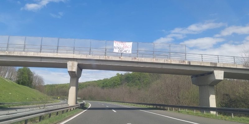 Poruka na nadvožnjaku iznad ceste prema Varaždinu