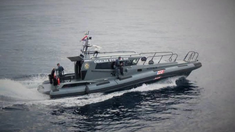 Tijekom noći brodicama HRM-a evakuirana trudnica i dvoje pacijenata, vojna plovila ukupno spašavala 11 ljudi