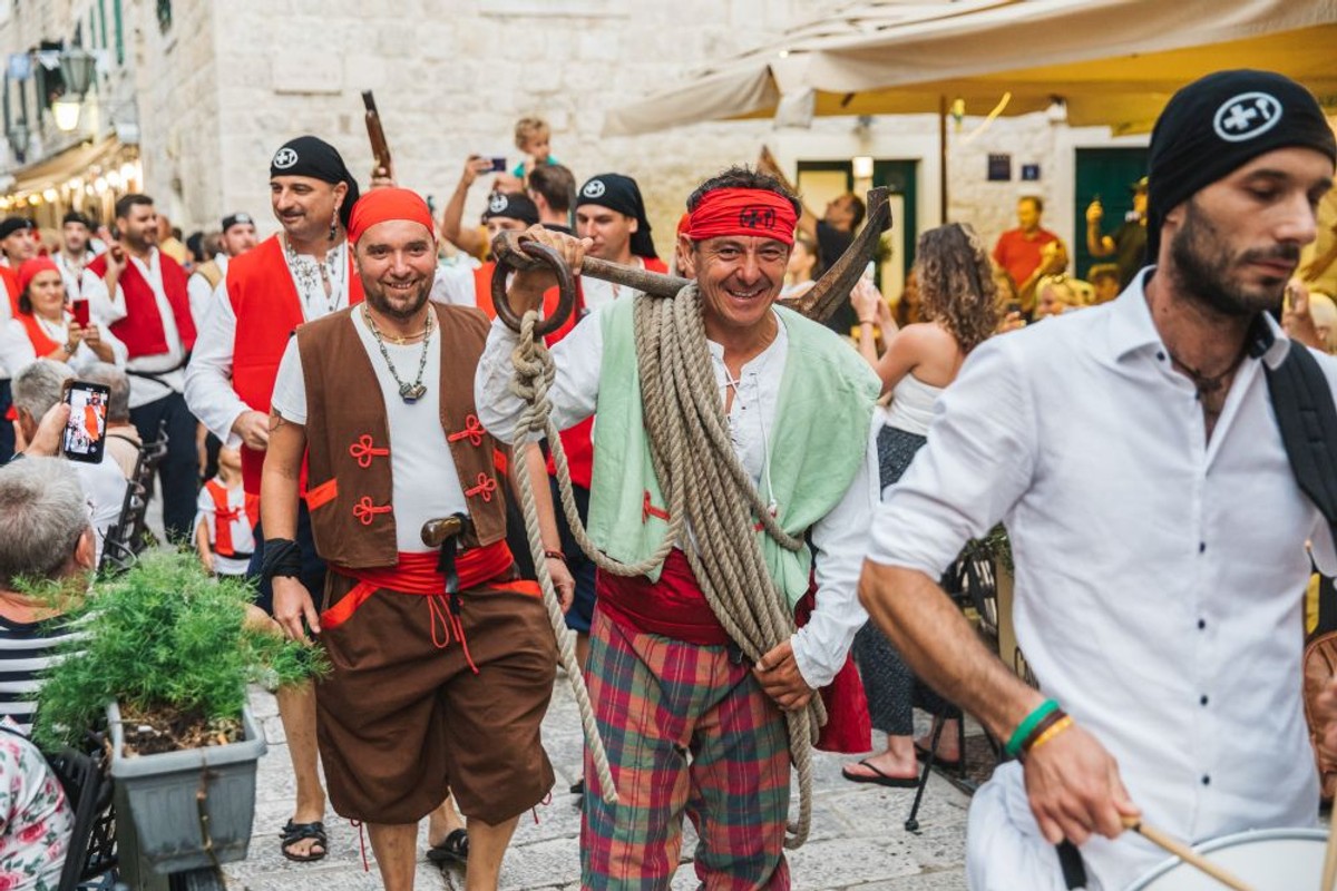 Tako lako je zabaviti se uz gusare i Zoricu Kondžu! Omiš najavljuje prvi Gusarski dan ljeta i najveću gusarsku feštu