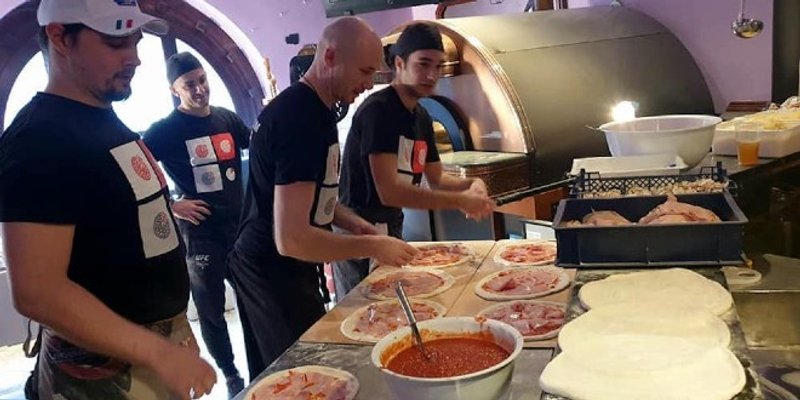 CHEFOVI KUHAJU DOMA Tisuću pizza dnevno za stanovnike nastradalog područja uz pomoć međunarodnih tvrtki i domaćih volontera