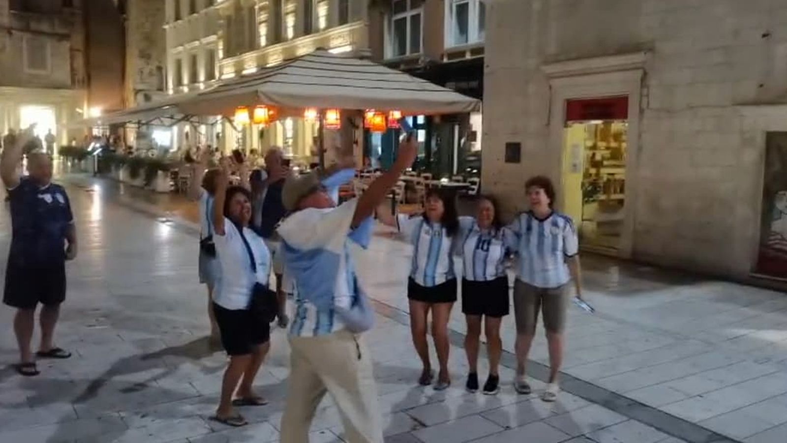 VIDEO Argentinci u Splitu slave pobjedu nad Englezima, pogledajte show na Pjaci