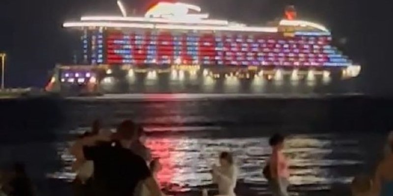 VIDEO Sve oči uprte u poruku s kruzera