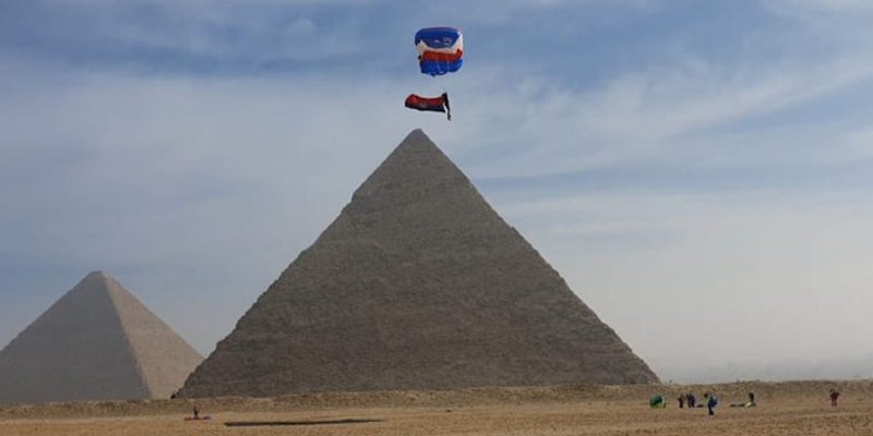 FOTO/VIDEO Ivan Mandić skočio s padobranom iznad Keopsove piramide i razvio zastavu Hajduka