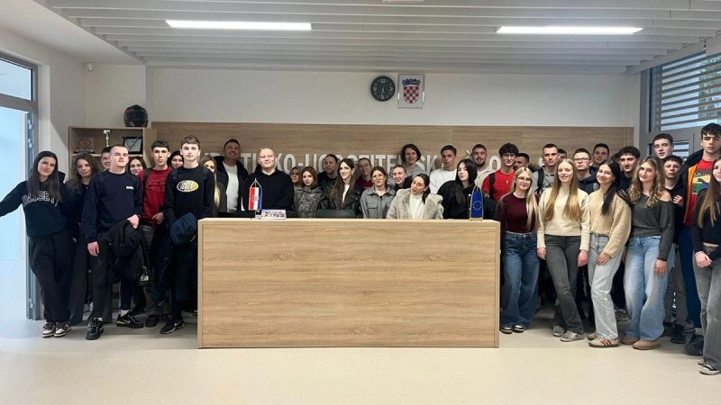 Bepo ponovno među svojim školskim kolegama u Splitu, uručena mu donacija za liječenje: 'Susret pun emocija'