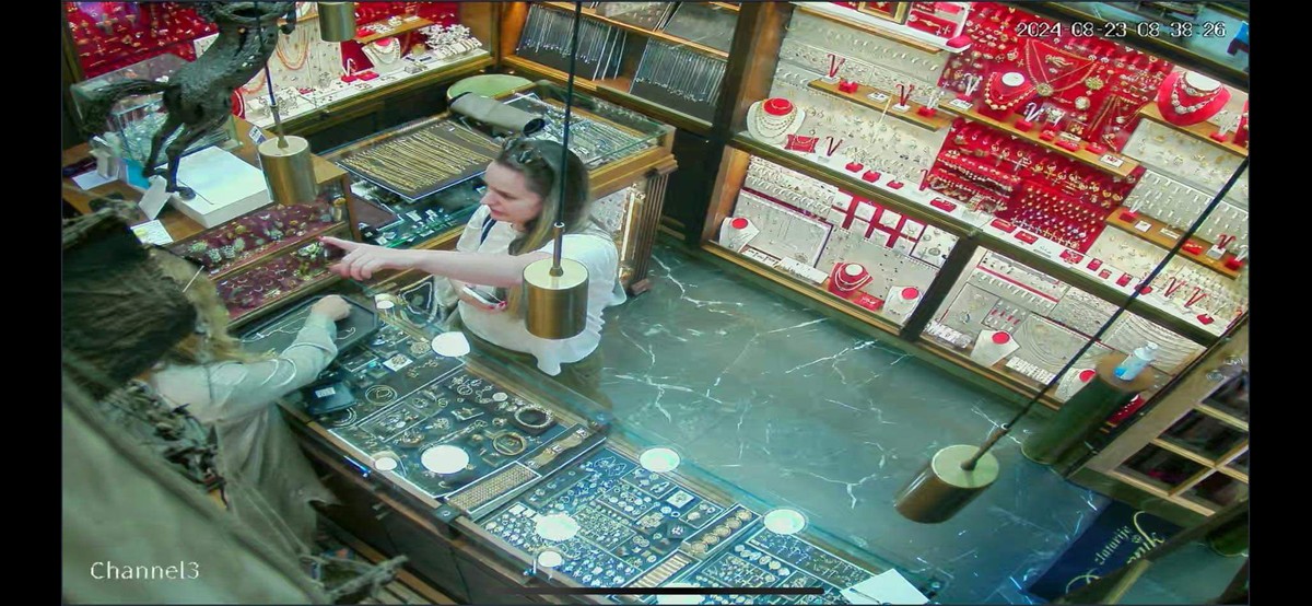 VIDEO Djevojka ukrala nakit u splitskoj zlatarni, sve je snimljeno