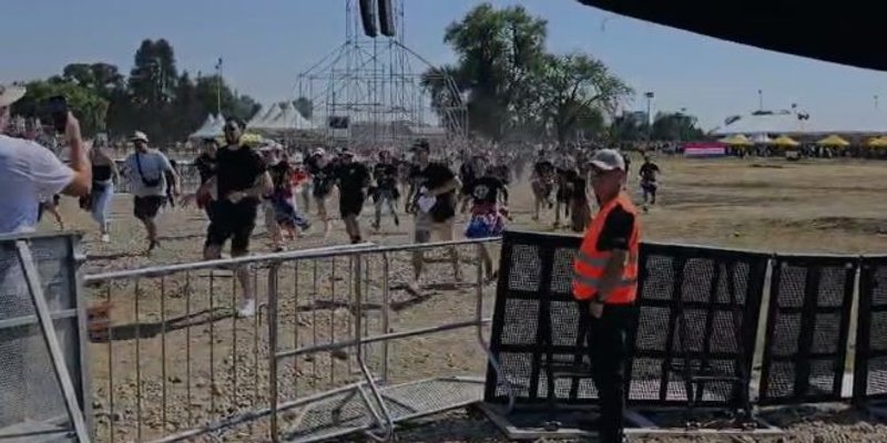 URNEBESNI VIDEO: Pogledajte kako ekipa trči u prvi red nakon što je otvoren ulaz u Hipodrom!