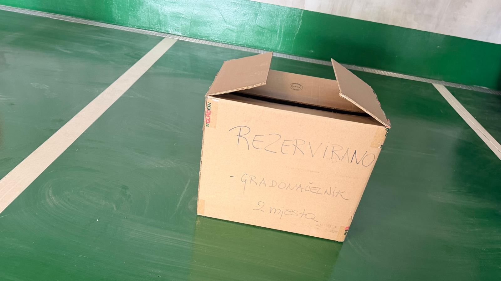 Poseban tretman na Pujankama: Kartonskim kutijama čuvali dva mjesta za gradonačelnika