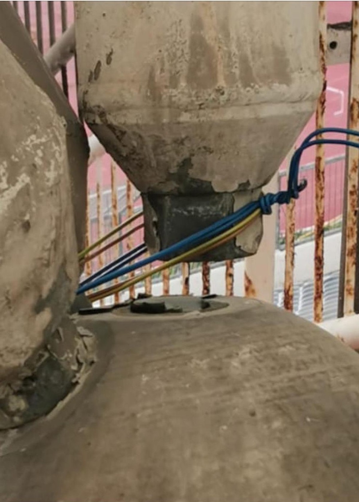 POLJUDSKA LJEPOTICA U PROBLEMU Odvojio se nosač krova, pogledajte kako su riješili stvar