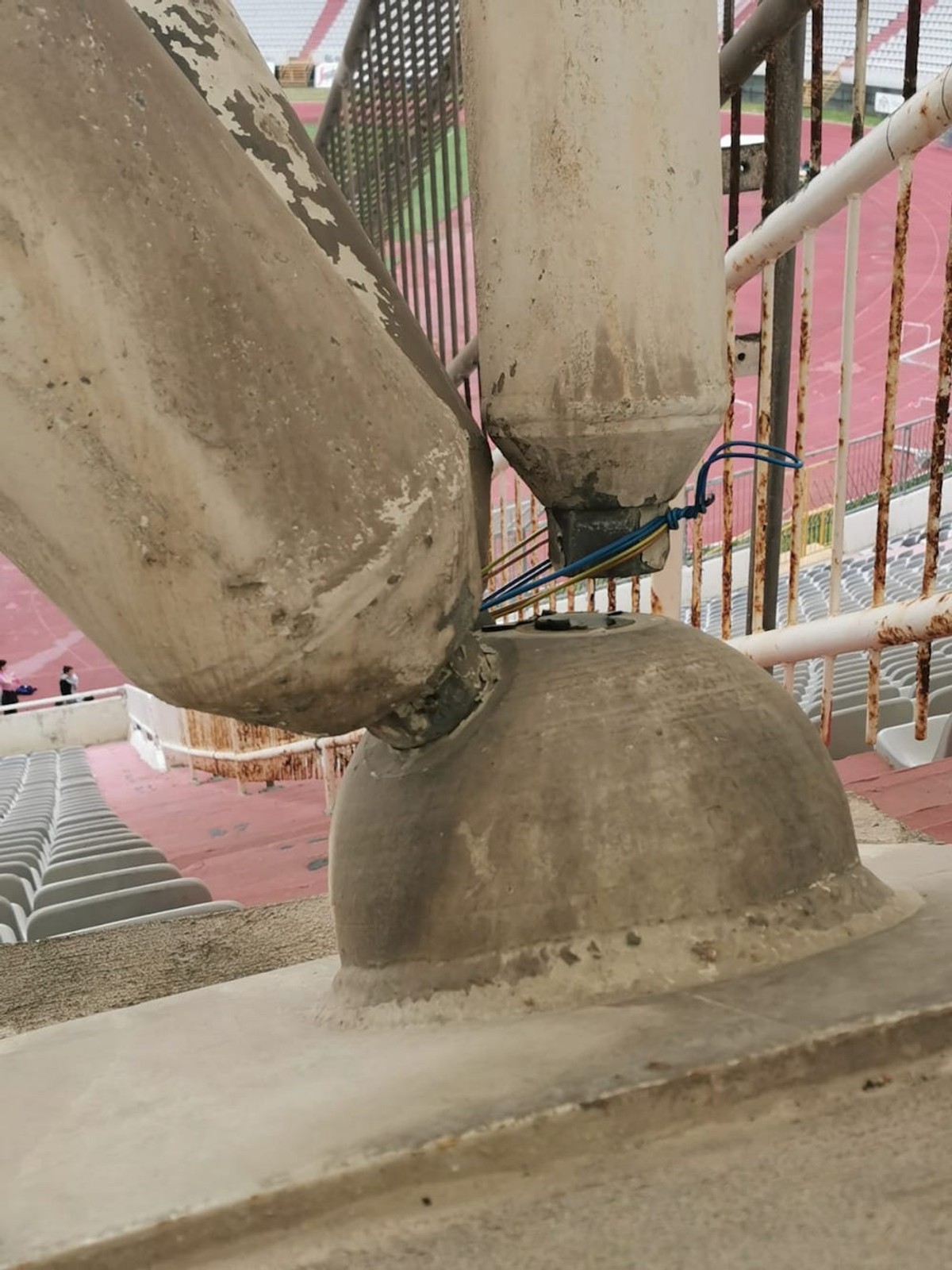 POLJUDSKA LJEPOTICA U PROBLEMU Odvojio se nosač krova, pogledajte kako su riješili stvar