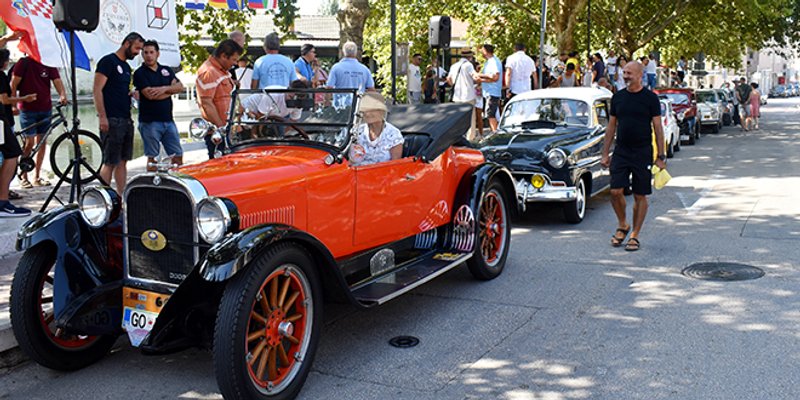 Međunarodni oldtimer auto-moto susret oduševio Solinjane i njihove goste