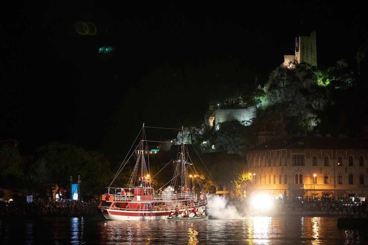 Vraća se najveći gusarski spektakl na Jadranu: Omiška Gusarska bitka 18. kolovoza u novoj Gradskoj luci!