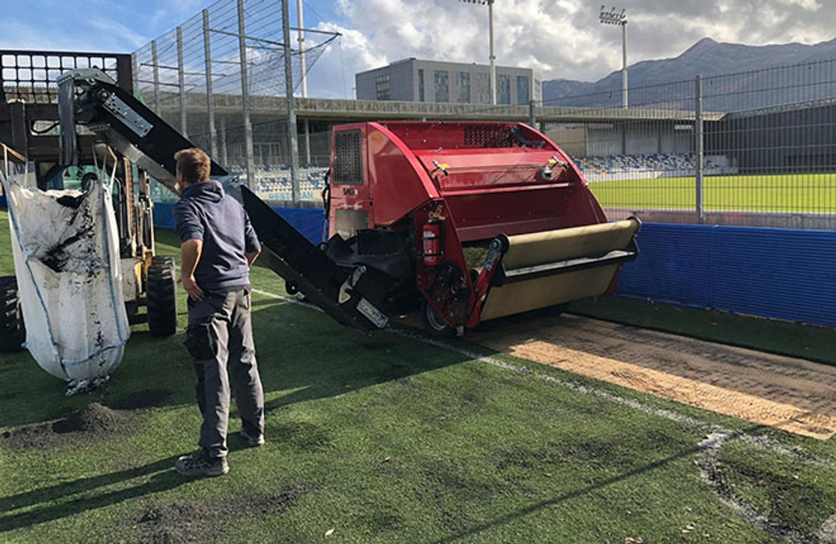 VIDEO: U Dugopolju postavljaju umjetni travnjak vrijedan 1,5 milijuna kuna, donirao ga je HNS