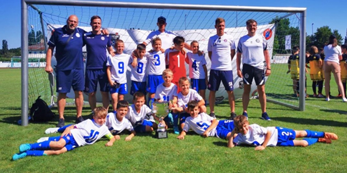 VIDEO Hajdukovi početnici svladali Crvenu zvezdu, dočekala ih bakljada!