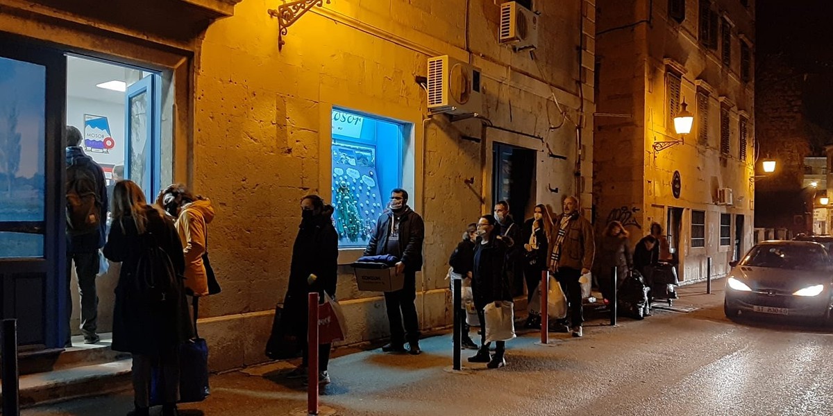 NEVJEROJATNI SPLIT Ljudi stoje u redovima s kutijama punim pomoći koju žele darovati stradalima u potresu