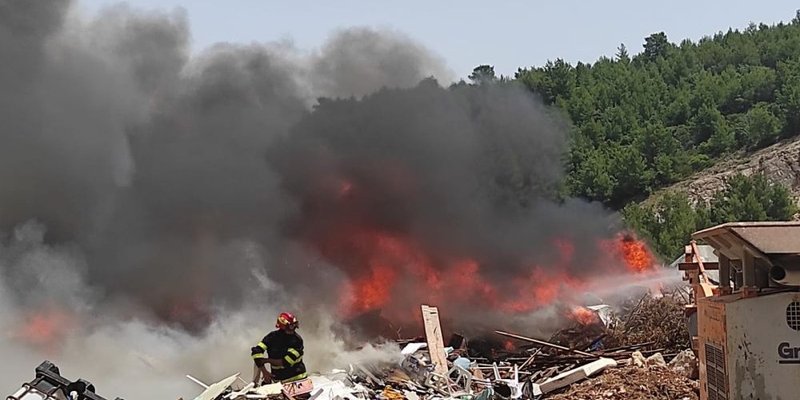 FOTOGALERIJA Požar na deponiju kod Jelse stavljen pod kontrolu, sanacija će trajati do večeri