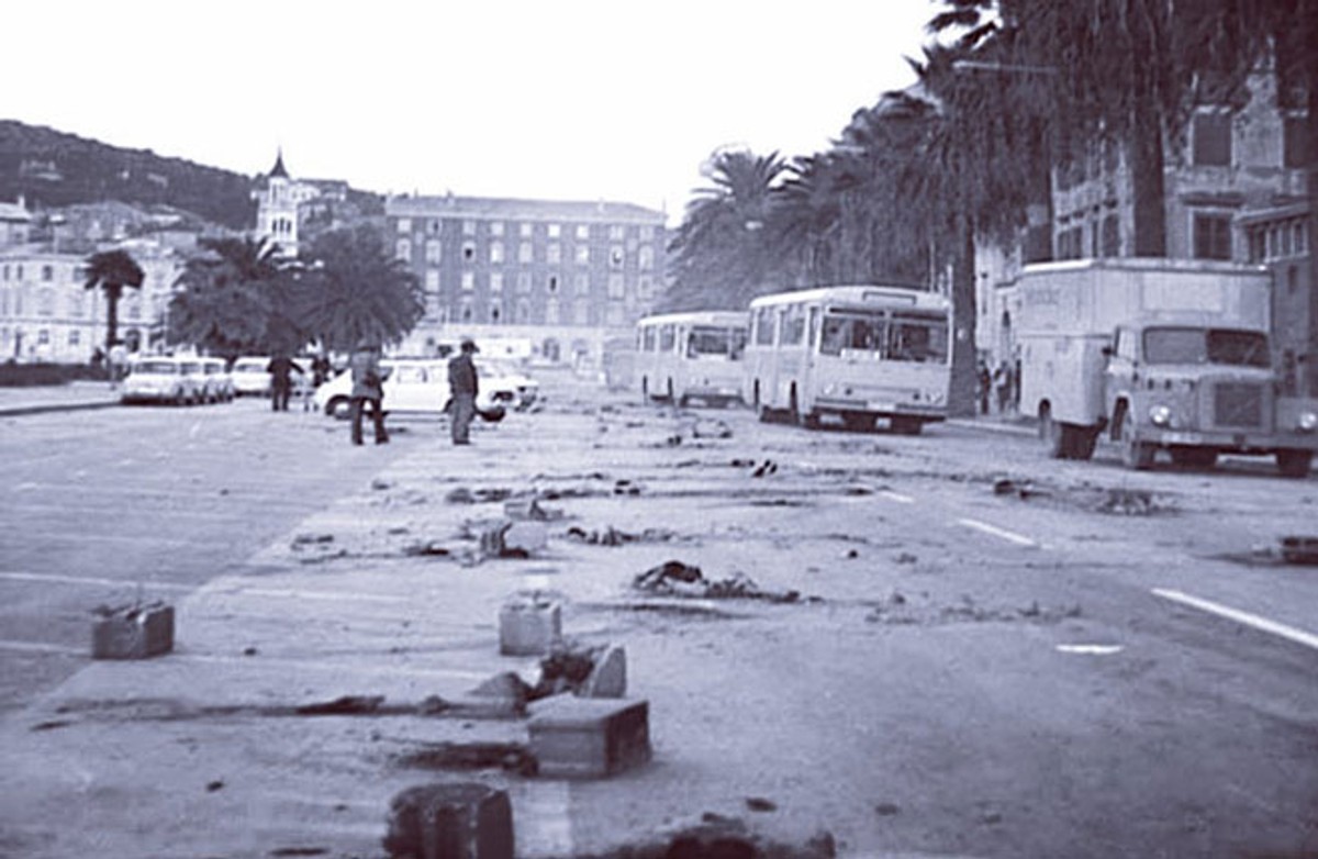 Nezadovoljni navijači Hajduka su prevrnuli tri automobila beogradskih registracija, a jednoga bacili u more!