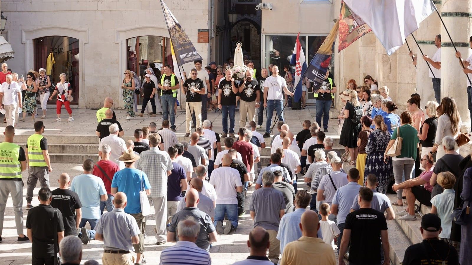 FOTO/VIDEO Marijini ratnici ponovno na Peristilu, molile i žene