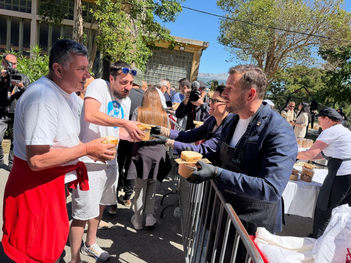 FOTO/VIDEO: BEZ NERVOZE Podijeljeno 2500 porcija fažola na Marjanu