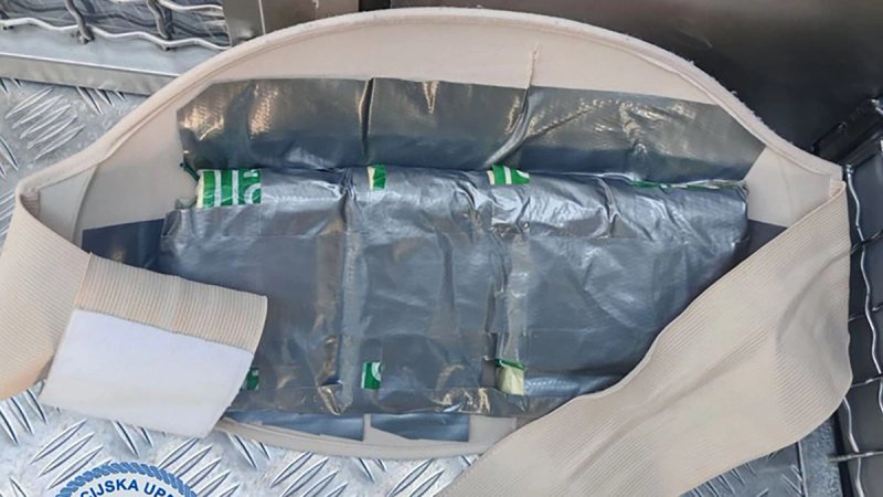 NEVJEROJATNO Mladić pokušao unijeti pirotehniku na utakmicu Istre i Hajduka u lažnom trudničkom trbuhu?!