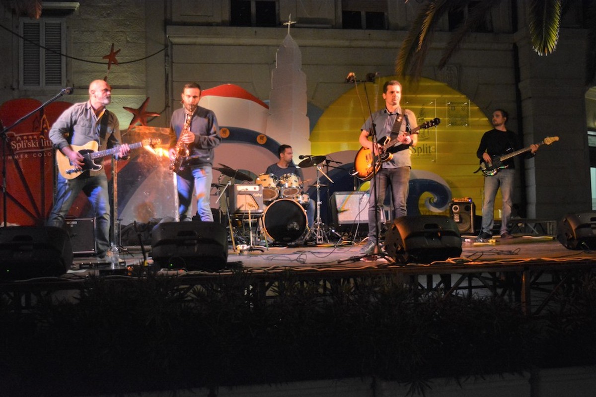 Šetači na Rivi | Foto: Radomir Đurđević