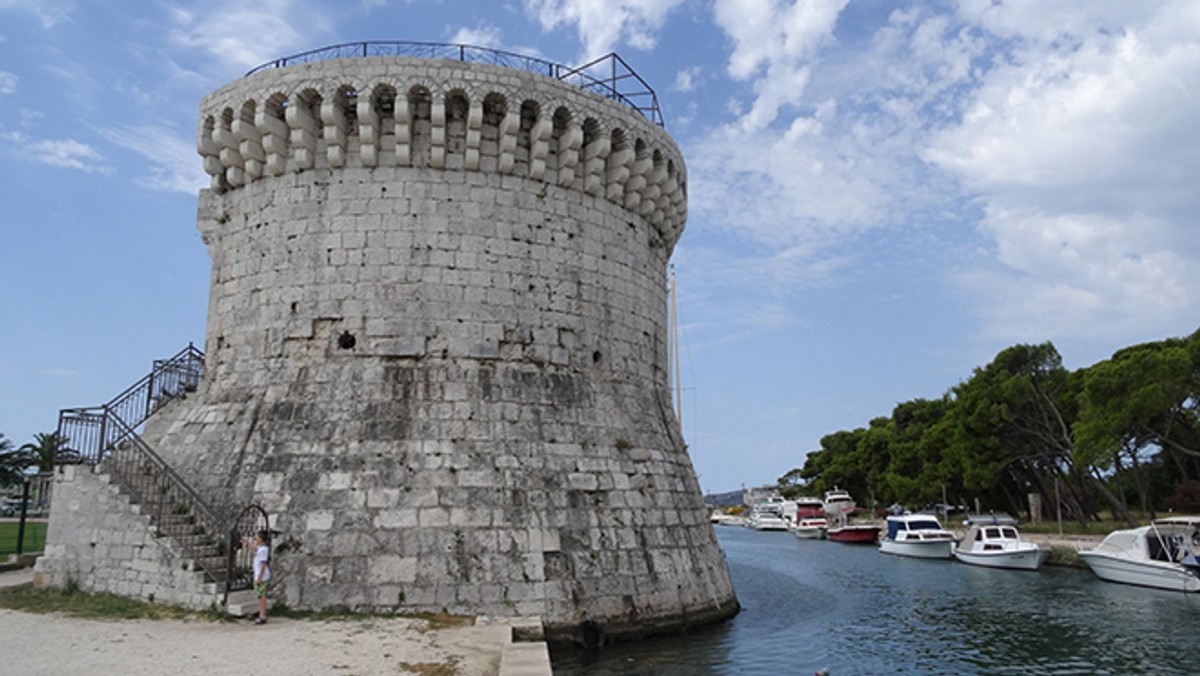 Trogir se nije predao Veneciji, pa je mjesecima bombardiran kamenim kuglama i keramičkim posudama punjenim zapaljivim smjesama