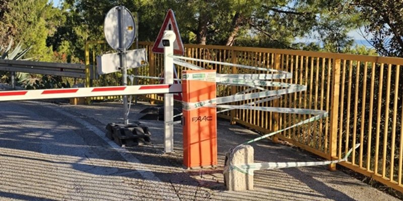 FOTOGALERIJA Zbog radova na Marjanu zabranjen prolaz pješacima, građani ipak prolaze