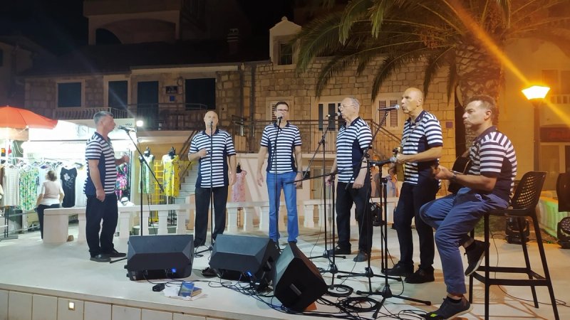 Klapa Srdela donosi klapsku večer na Trg Tina Ujevića u Makarskoj