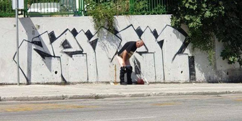 ŠOKANTAN PRIZOR: Muškarac obavio veliku nuždu na trotoaru u Dubrovačkoj ulici