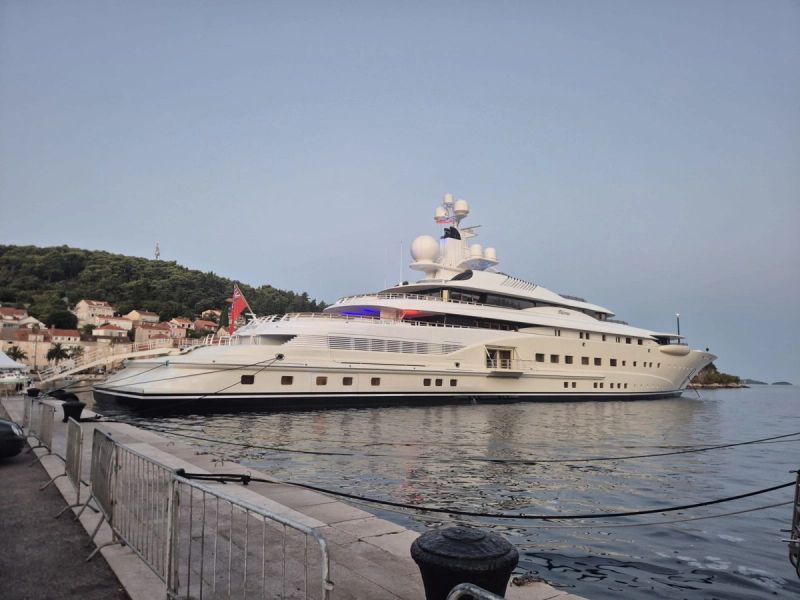 FOTO/VIDEO Abramovičeva bivša jahta stigla pred Korčulu, vrijedna je čak 160 milijuna eura
