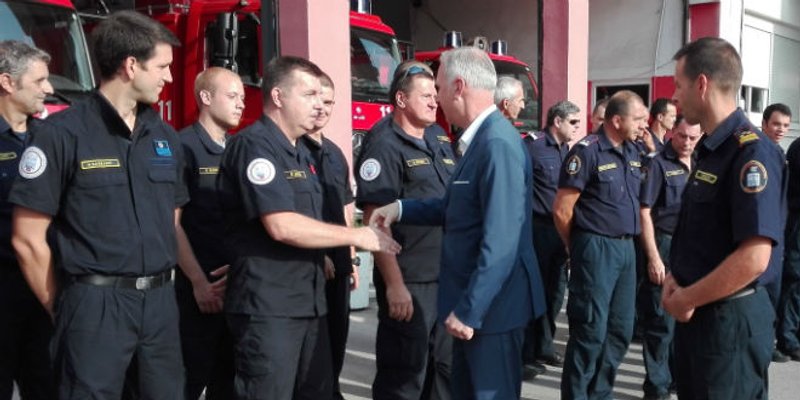 Gradonačelnik kod vatrogasaca: 'Najgore je bilo kad su ljudima gorjele kuće, nestajalo je vode, branili smo se kako smo znali'