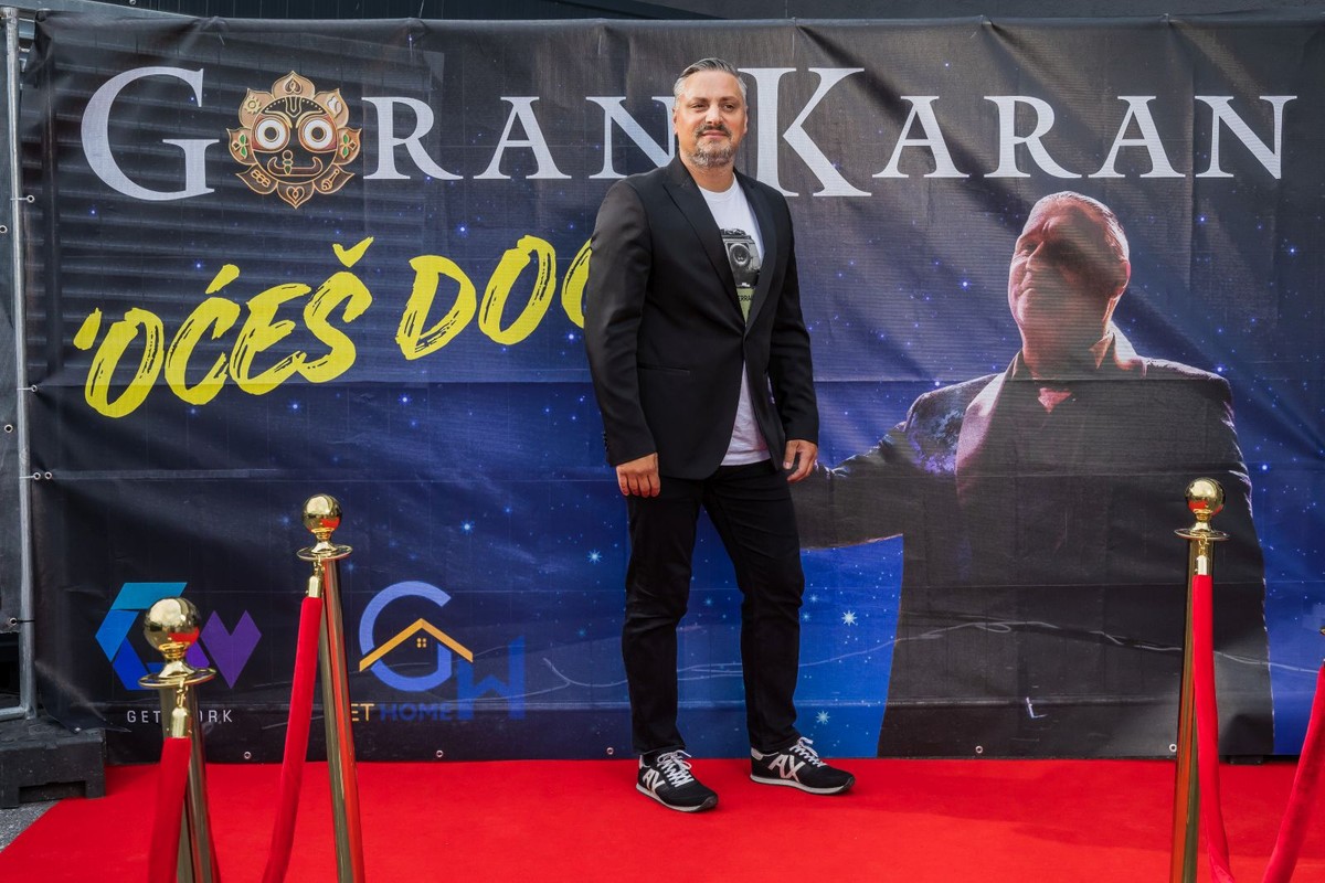 FOTOGALERIJA Od prvih ljubavi do novih uspomena: Goran Karan u Poratu povezao generacije i održao nezaboravan povratnički koncert